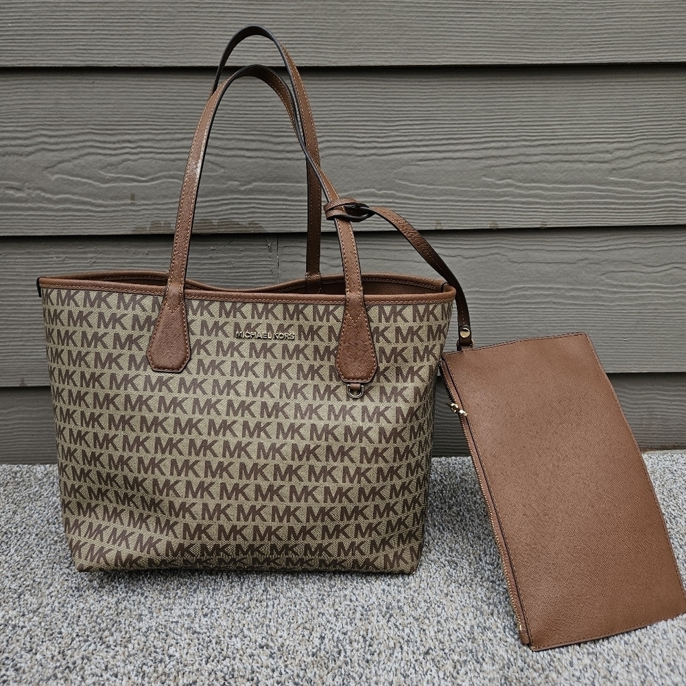 Michael Kors Signature Reversible Tote Handbag Purse & Wristlet Monogram / Brown